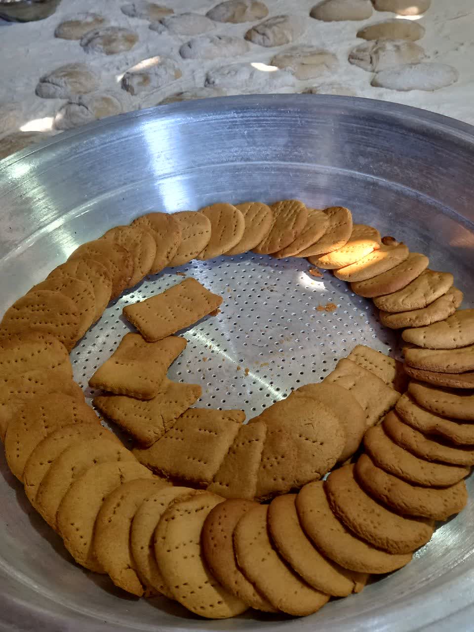 مرحلۀ چهارم پخت و توزیع کلوچه